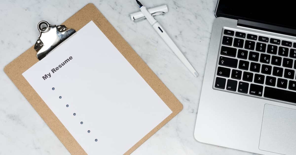 Briefe und Pakete zur Postweiterleitung sortiert