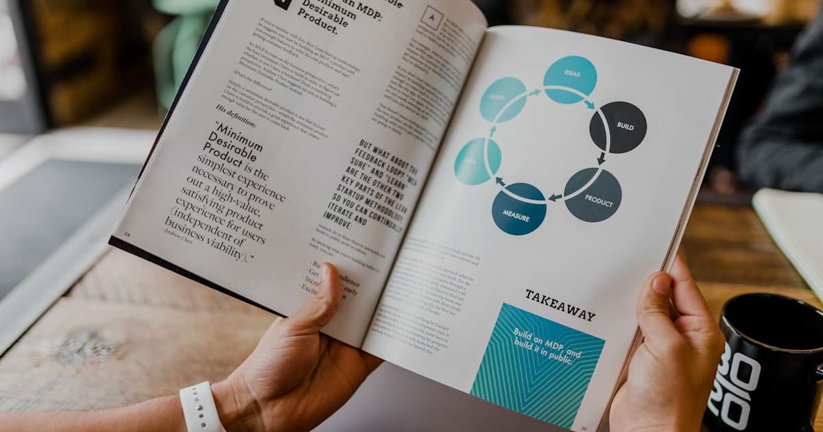 Unternehmer arbeitet an Businessplan für Einzelunternehmen