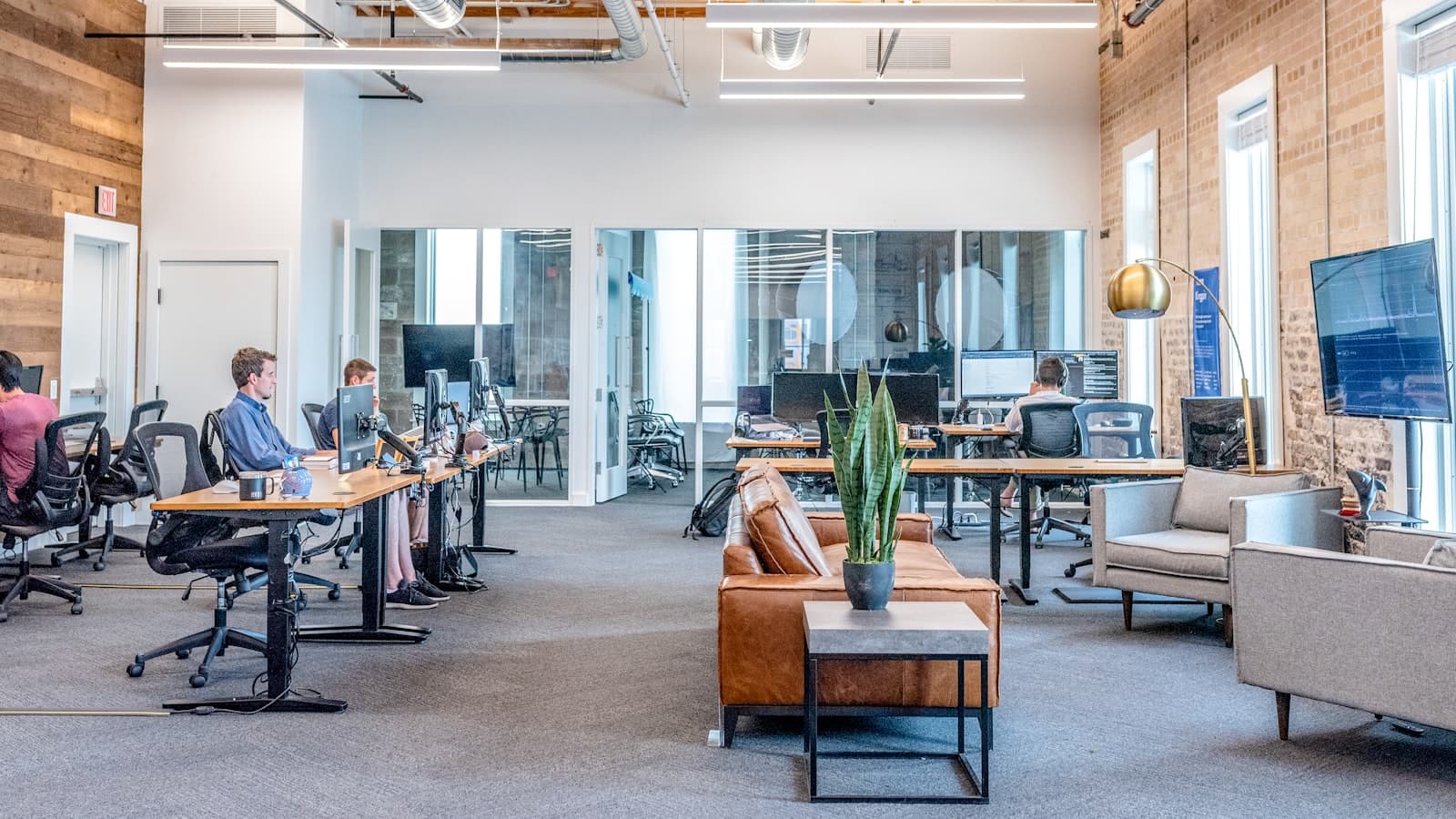 Helles offenes Büro mit mehreren Arbeitsplätzen und Sitzbereich