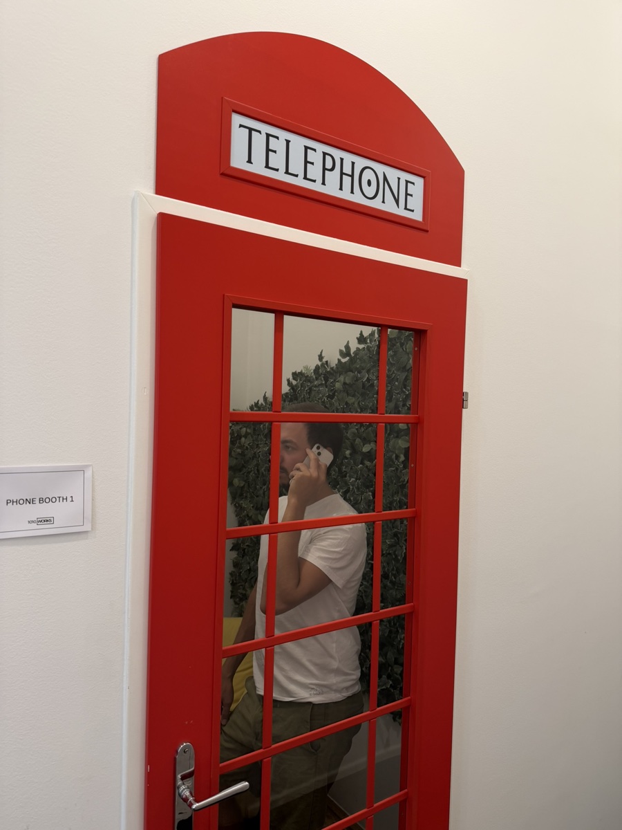 Rote Telefonzelle Phone Booth 1 im Coworking 1010 works in Wien, Stephan Holzbach beim Telefonat