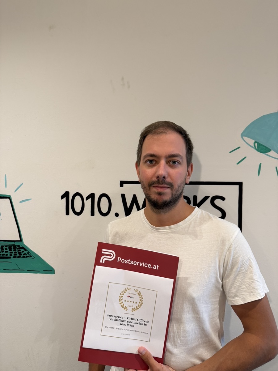 Stephan Holzbach hält das gedruckte wien.place-Siegel von Postservice.at im Coworking-Space 1010 works in der Seitenstettengasse in Wien